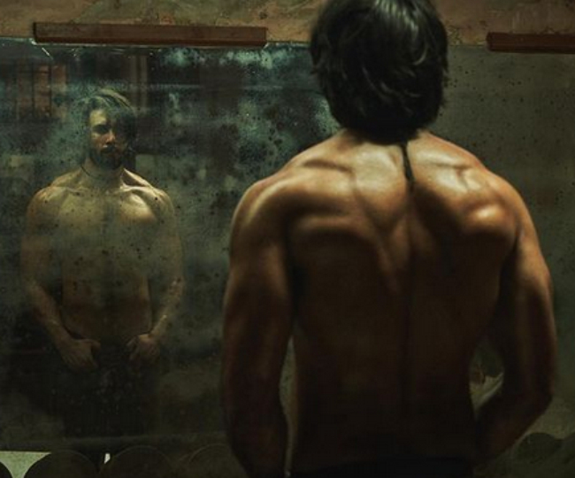 Ranveer Singh ने शर्टलेस होकर दिखाए 6 पैक एब्स, शावर के नीचे एक्टर को देख फैंस हुए दीवाने